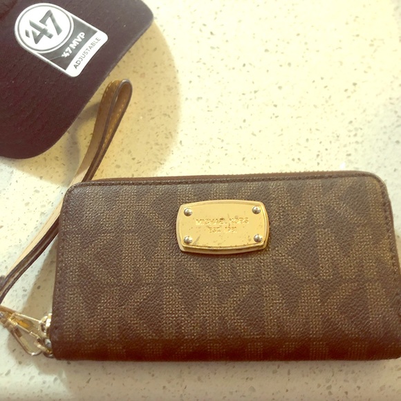 Michael Kors Handbags - Michael kors wallet full size/ wristlet